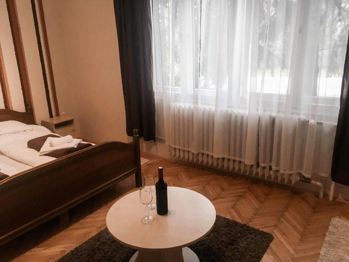 Tompos Vendeghaz Es Pince Hotel Villány Екстериор снимка