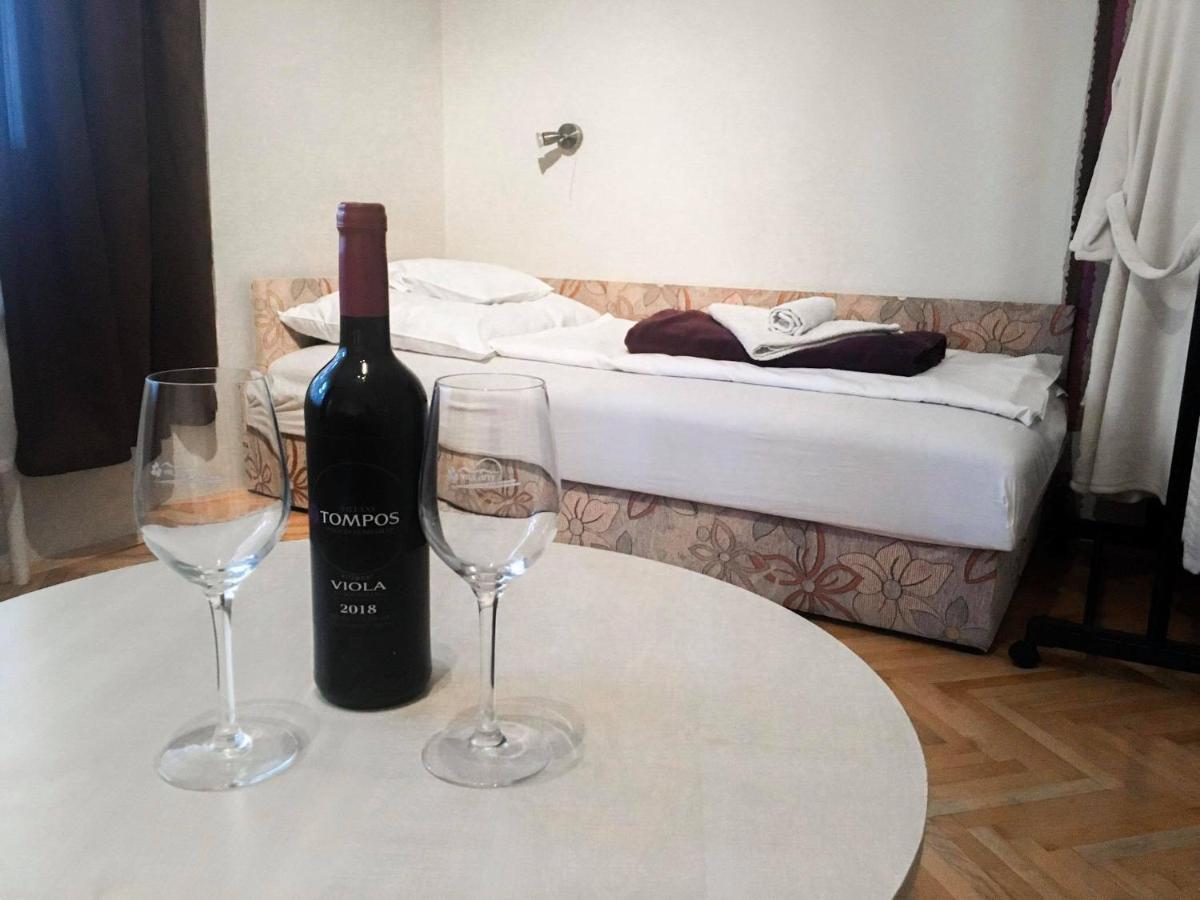 Tompos Vendeghaz Es Pince Hotel Villány Екстериор снимка