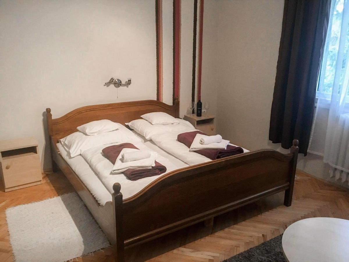 Tompos Vendeghaz Es Pince Hotel Villány Екстериор снимка